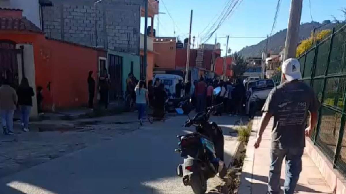 Familiares y vecinos de la víctima acudieron al sitio del ataque