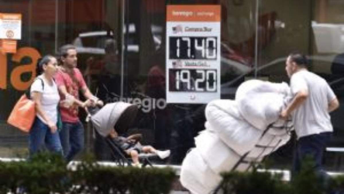Ejemplo de pizarras con el tipo de cambio en la CDMX
