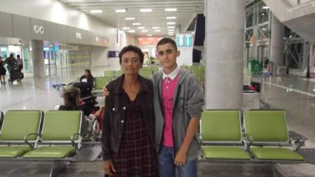 Thompson Vitor, de 15 años, junto a su madre