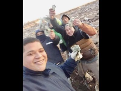 Trabajadores de limpia encuentran 75 mil dólares en un basurero