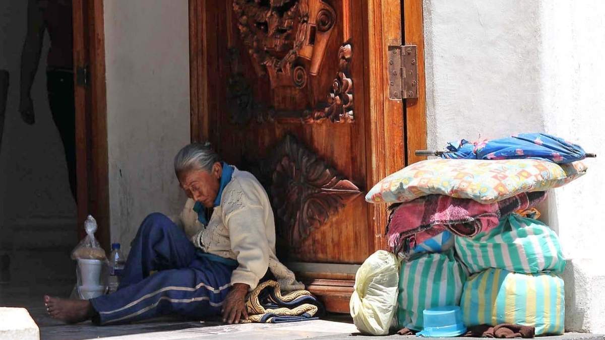 Una persona de la tercera edad en tiempo de pandemia