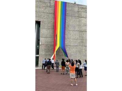 Así defendió el líder sindical del Infonavit el retiro y destrucción de bandera LGBT+