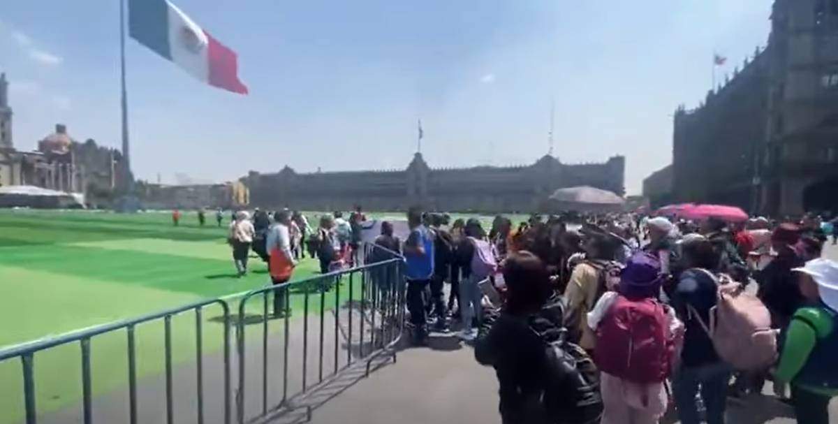 Integrantes de la CNTE irrumpen en la mega cancha del Zócalo en la CDMX