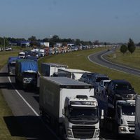 Camioneros cortan rutas y paralizan la producción de Fiat y Renault