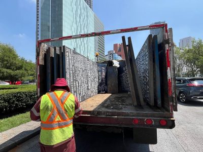 Trabajadores de la CDMX retiran tapiales de la Glorieta de las Mujeres que Luchan