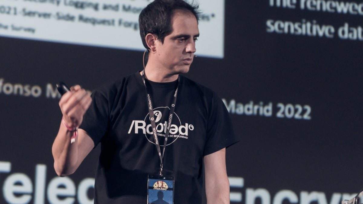 El especialista Alfonso Muñoz durante su conferencia sobre Telegram