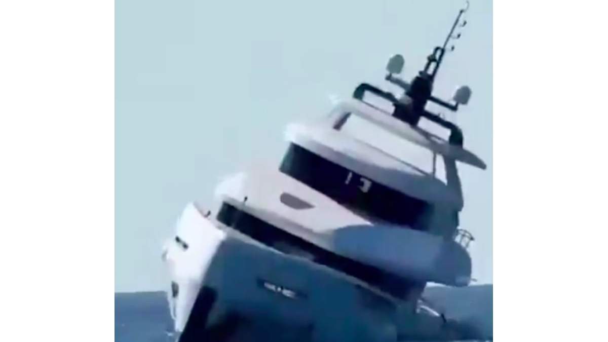 Momento en que el yate vuelca