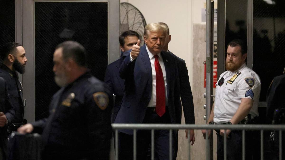 Trump levanta el pulgar al regresar a la Corte Suprema del estado de Nueva York, en Manhattan, después de la pausa para el almuerzo