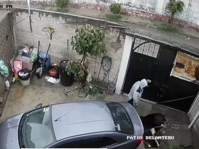 Captan caída de un hombre en socavón que se formó en su casa en Valle de Chalco (Video)