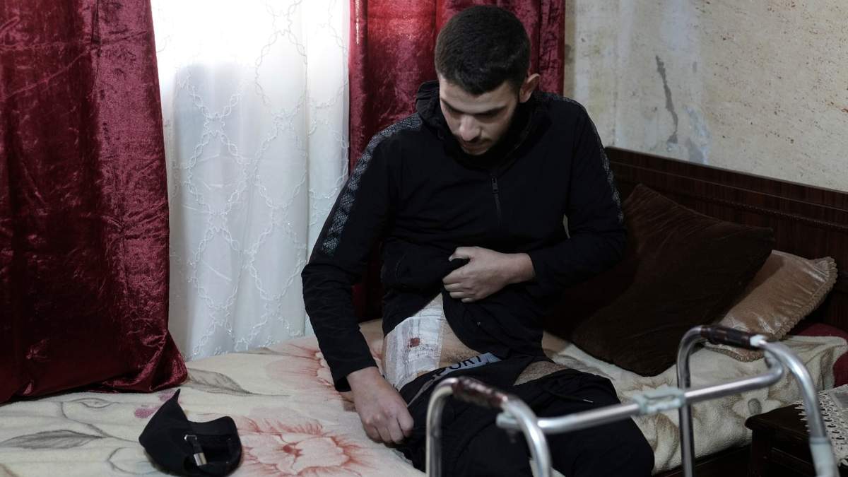 Mohammed Rimawi se recupera de sus heridas tras ser baleado por las fuerzas israelíes la semana pasada en Beit Rima, Cisjordania