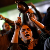 Masivo cacerolazo en Neuquén: reclamaron que los políticos bajen sus sueldos
