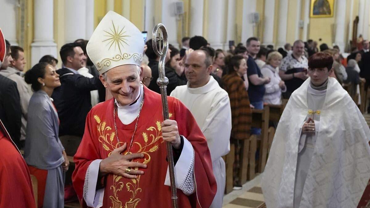 El cardenal Matteo Zuppi, presidente de la Conferencia Episcopal Italiana, saluda a los parroquianos después de oficiar misa en la Catedral de la Inmaculada Concepción en Moscú