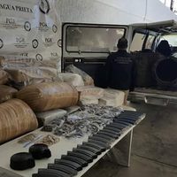 Aseguran camioneta con una bazuca adaptada para lanzar droga a EU