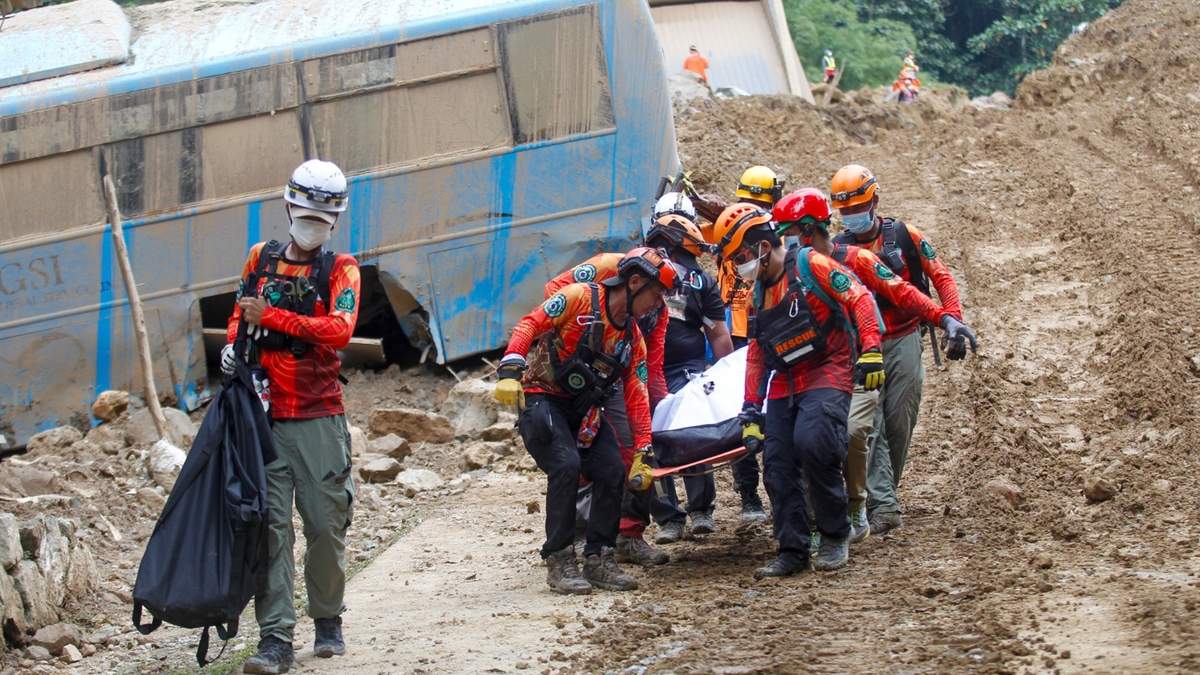 Rescatistas en el lugar del deslizamiento en la aldea de Masara