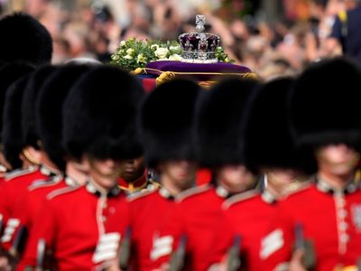 Westminster recibe con una misa el féretro de la reina Isabel II
