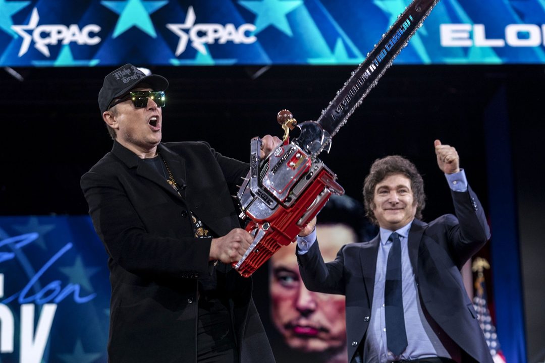 20 de febrero. Elon Musk recibe una motosierra del presidente argentino Javier Milei a su llegada para hablar en la CPAC, en Maryland, EU. Foto APJosé Luis Magana.