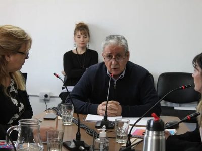 Denuncian que el intendente de Centenario le cedió a su sobrino una calle pública