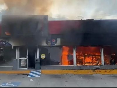Continúa la violencia en Michoacán: bloquean carreteras y queman vehículos y tiendas (Video)