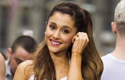 ¿Enamorada otra vez? Ariana Grande pasó una noche en la piscina junto a un misterioso chico