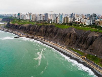 Perú en alerta máxima: cierran playas hasta el 4 de enero por temor a que los contagios se disparen