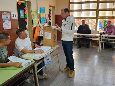 Omar Gutiérrez votó e invitó a los neuquinos a participar de las PASO