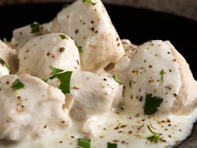 Receta exprés: hacete estas pechugas de pollo con salsa de queso en menos de media hora y sorprendé a todos