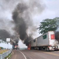 Encapuchados interceptan e incendian dos camiones de carga en Venustiano Carranza, Chiapas (video)