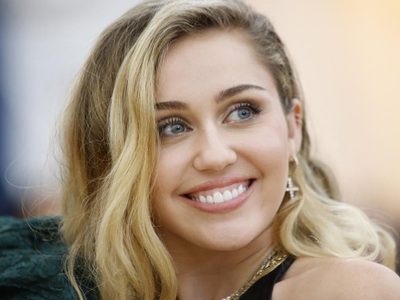 Miley Cyrus literalmente brilla en su reversión de "Nothing Breaks Like a Heart"