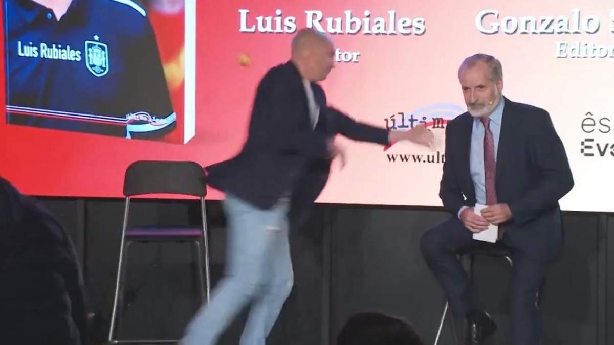 El momento de la agresión a Luis Rubiales