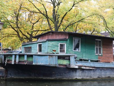 Ámsterdam retirará la casa flotante más antigua de sus canales: lleva anclada más de 130 años