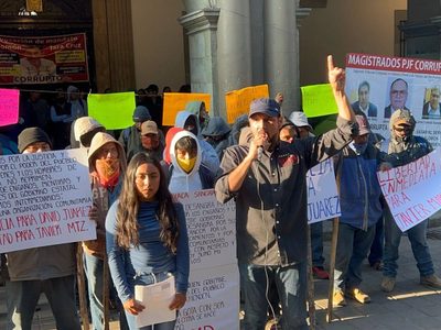 Bloquean carreteras federales en Oaxaca; manifestantes acusan a Salomón Jara de engañarlos