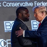 Trump dice que los casos penales que enfrenta lo hicieron más atractivo a los electores negros