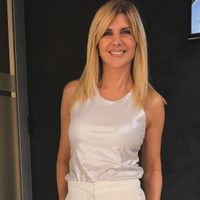 A sus 54 años, Débora Plager se impone con el color que promete ser furor en primavera-verano