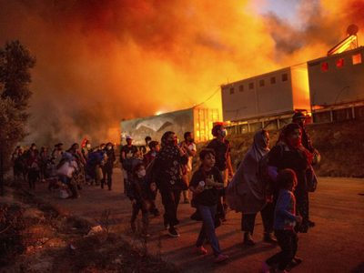 Grecia: un horrible incendio calcina un campamento de refugiados en la isla de Samos