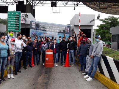 Profesores de la CNTE toman casetas en Michoacán; les deben dos quincenas