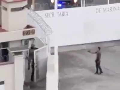 Marinos someten a un sujeto armado frente a sede naval en Puerto Vallarta (Video)
