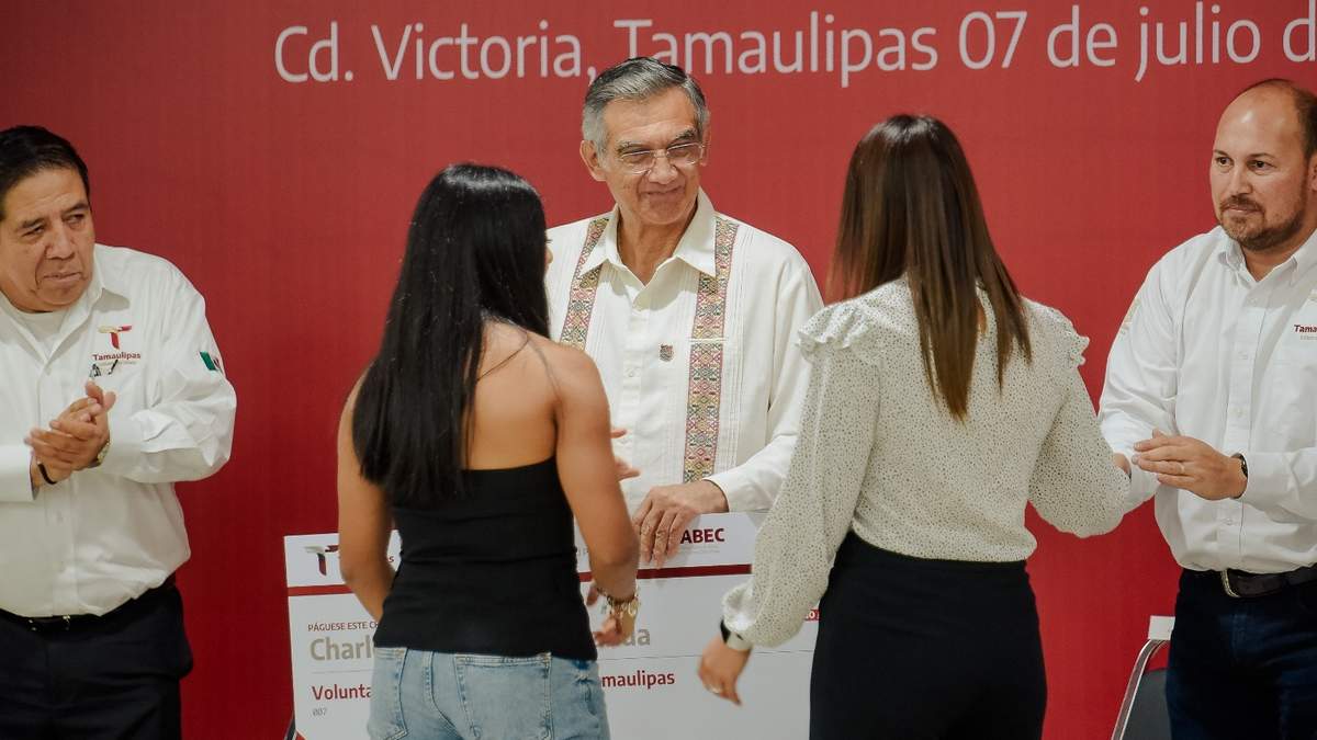 Reactiva gobernador entrega de becas y útiles escolares a estudiantes de nivel básico