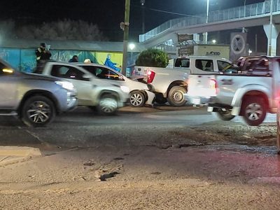 Triple choque en la ruta 7 de Centenario: un efectivo policial resultó con lesiones y fue hospitalizado