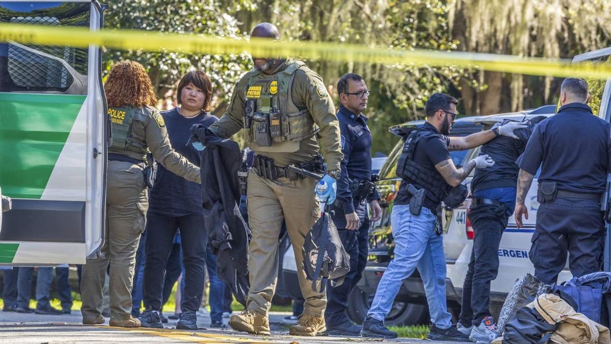Policías detienen a migrantes en el área metropolitana de Coral Gables, Florida, el 28 de enero de 2025