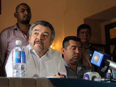 Interrumpen con mariachi y huevazos una conferencia del líder de Morena en SLP