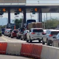 Pese a covid-19, turistas abarrotan caseta rumbo a Acapulco