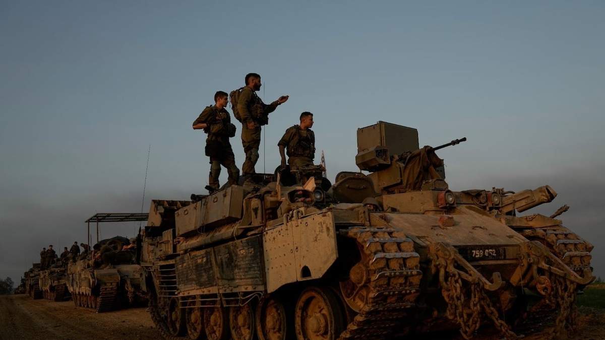 Soldados israelíes sobre vehículos blindados