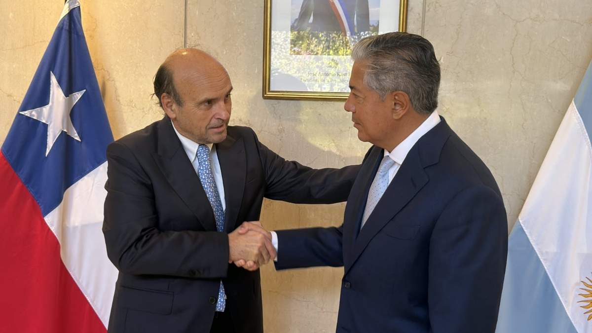 Figueroa y el embajador de Chile. Fuente: (X)