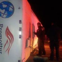 Vuelca autobús al esquivar a un bovino en Chihuahua; hay dos muertos