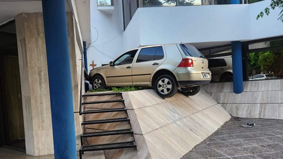 El VW Golf se trepó por el cantero de la comisaría Primera. Fuente: (Rigo Castaño)