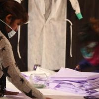 En Zapala confeccionan batas y barbijos para abastecer a diversas entidades