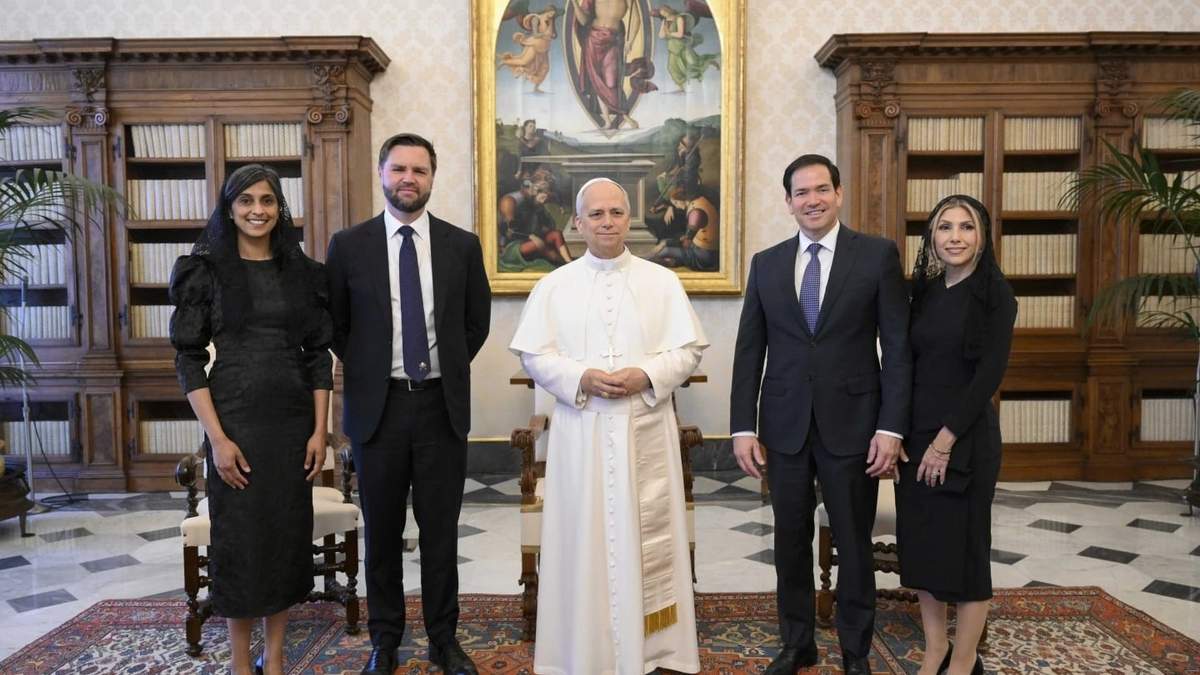 JD Vance le entrega al Papa León XIV una invitación de Trump para visitar EU