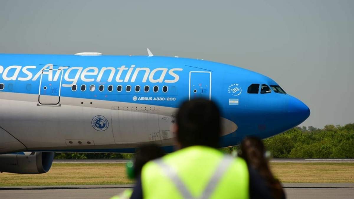 Las vacunas arribaron en el vuelo AR1061. Fuente: (Twitter)