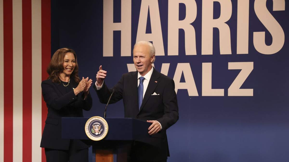 Maya Rudolph como Kamala Harris y Dana Carvey como Joe Biden