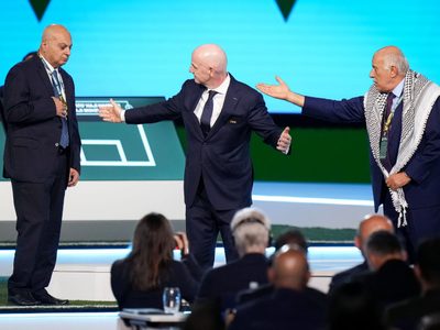 Directivos palestinos e israelíes de futbol se niegan a darse la mano en el Congreso FIFA (Video)